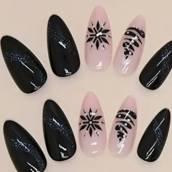 🍸❤️🎄HOLIDAY NAILS!🎄❤️🍸 - Picture 4 of 4